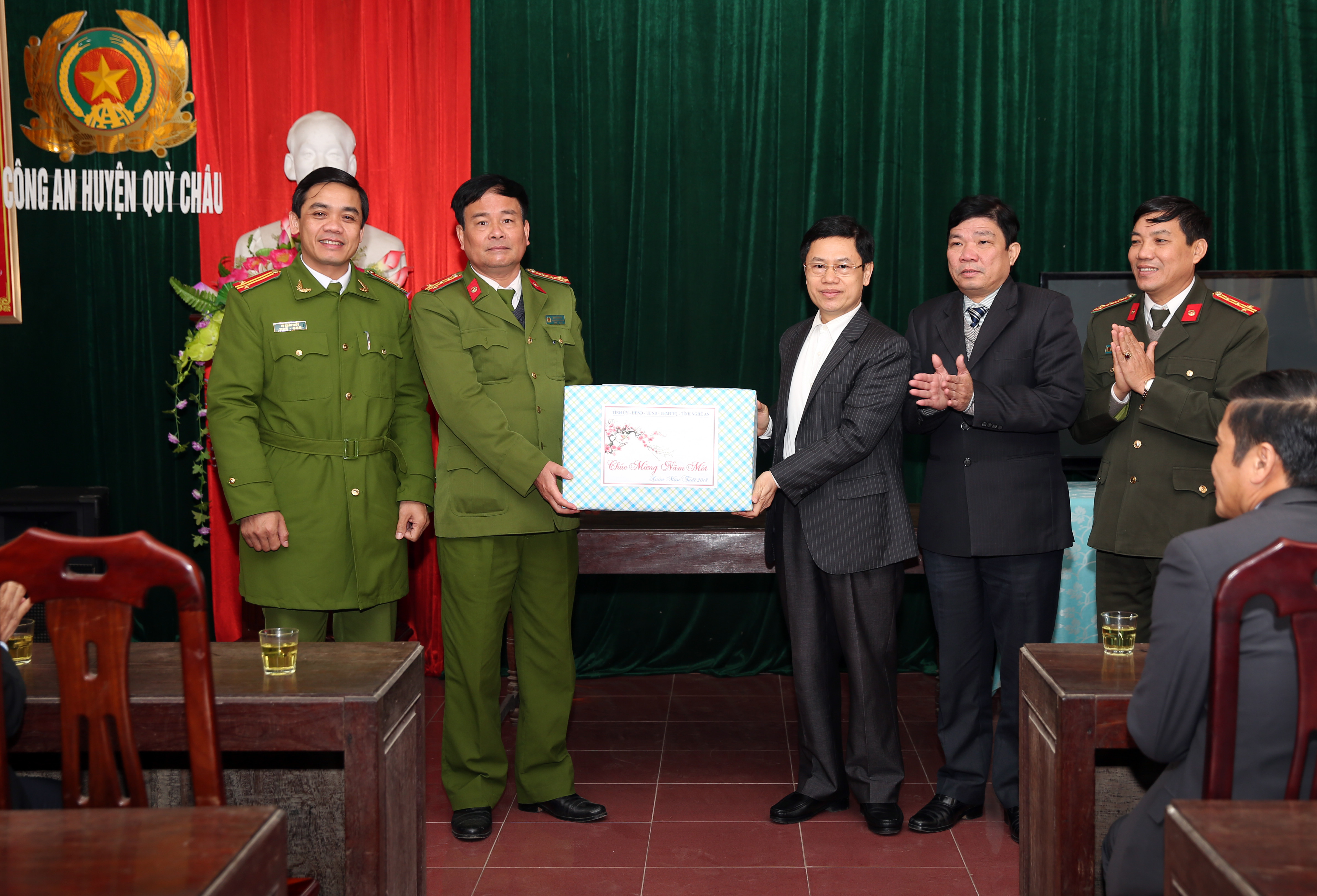 Đồng chí Phó Bí thư Tỉnh ủy tặng quà và chúc tết tại Công an huyện Quỳ Châu. Ảnh: Hồ Phương