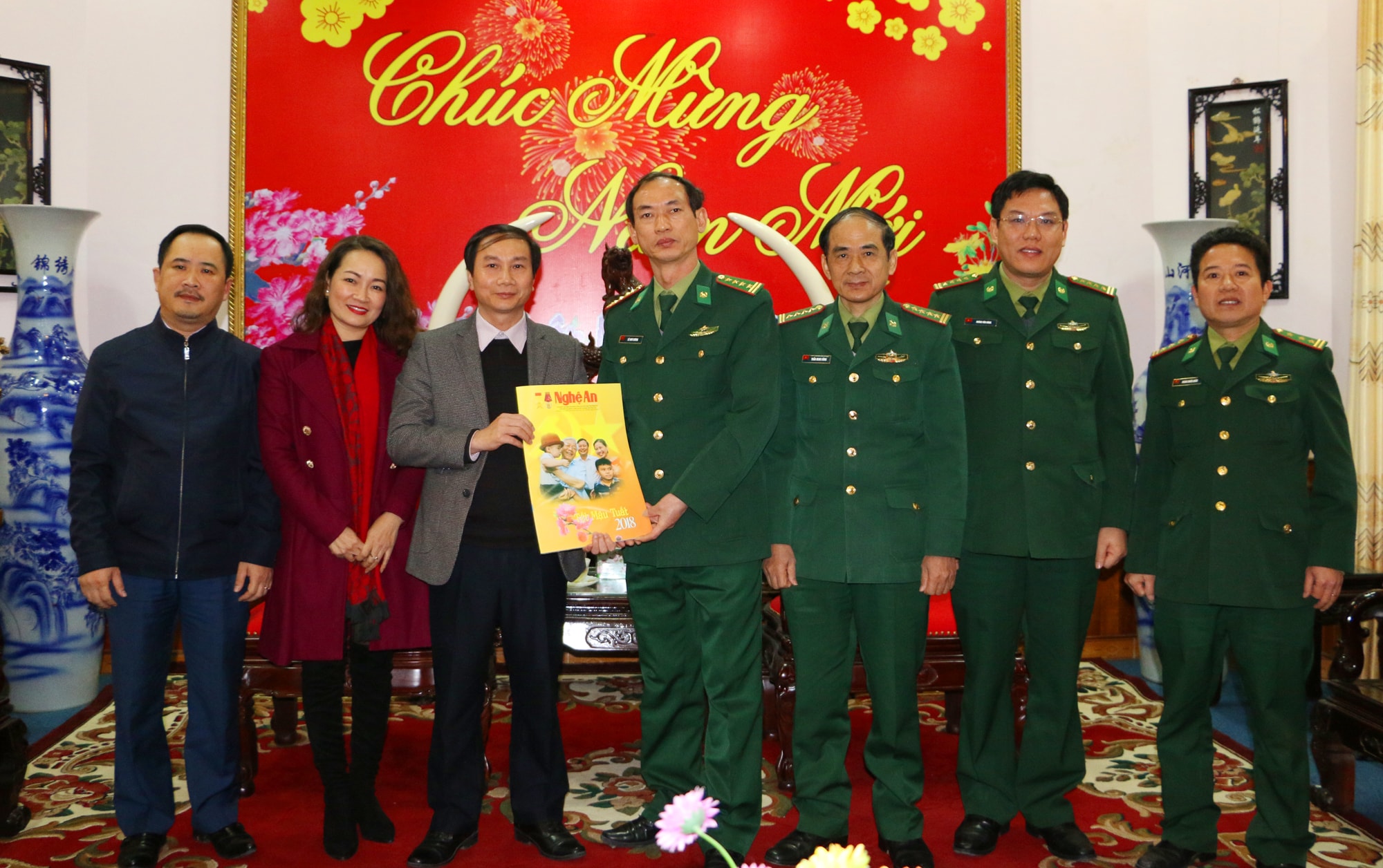 Chúc Tết và tặng quà là 100 ấn phẩm báo Dương lịch và Báo Nghệ An Xuân Mậu Tuất cho cán bộ chiến sĩ Bộ chỉ huy Biên phòng tỉnh. Ảnh: Nguyễn Hải