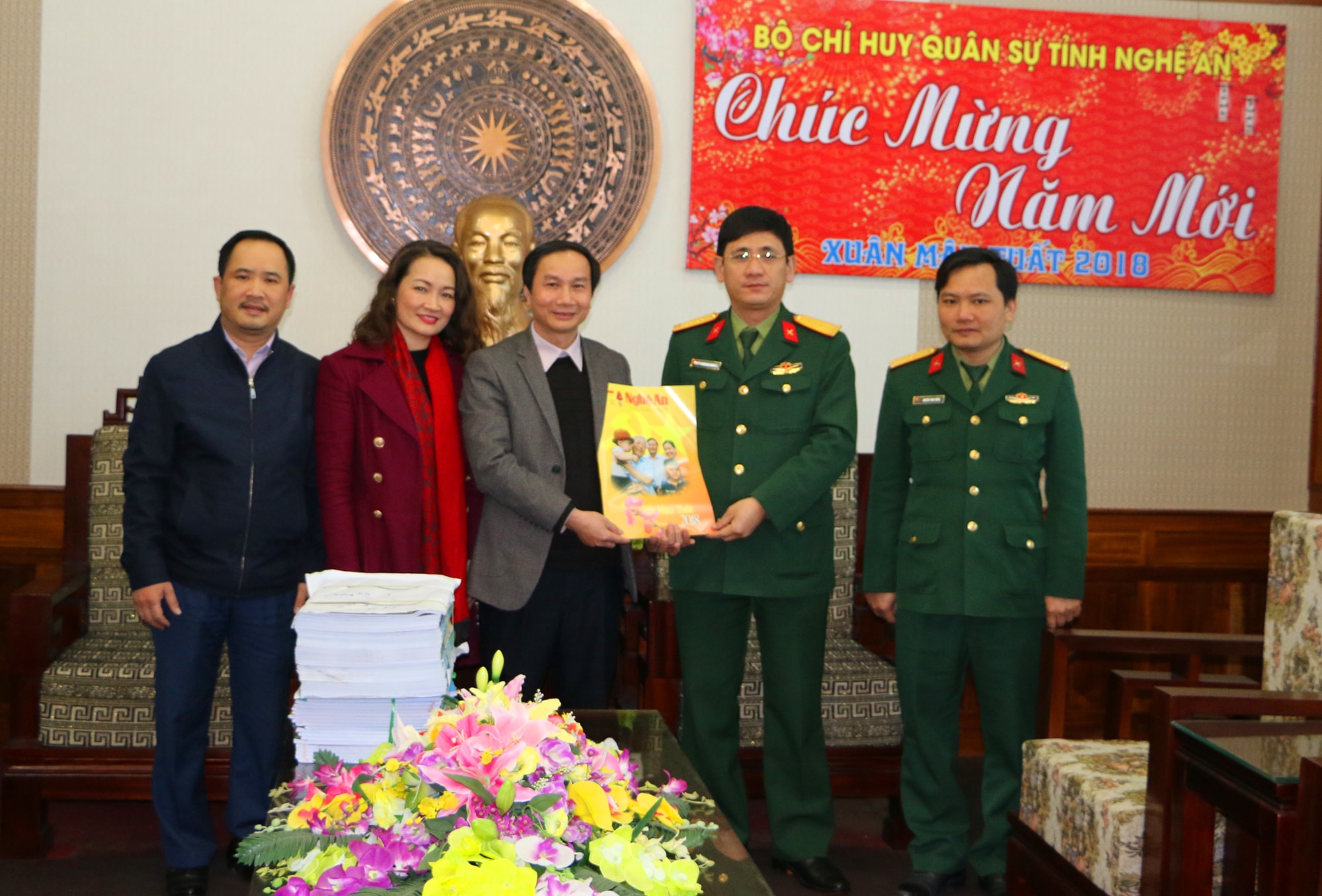Báo Nghệ An tặng báo Xuân Mậu Tuất 2018 cho Bộ chỉ huy quân tỉnh tỉnh Nghệ An. Ảnh: Nguyễn Hải