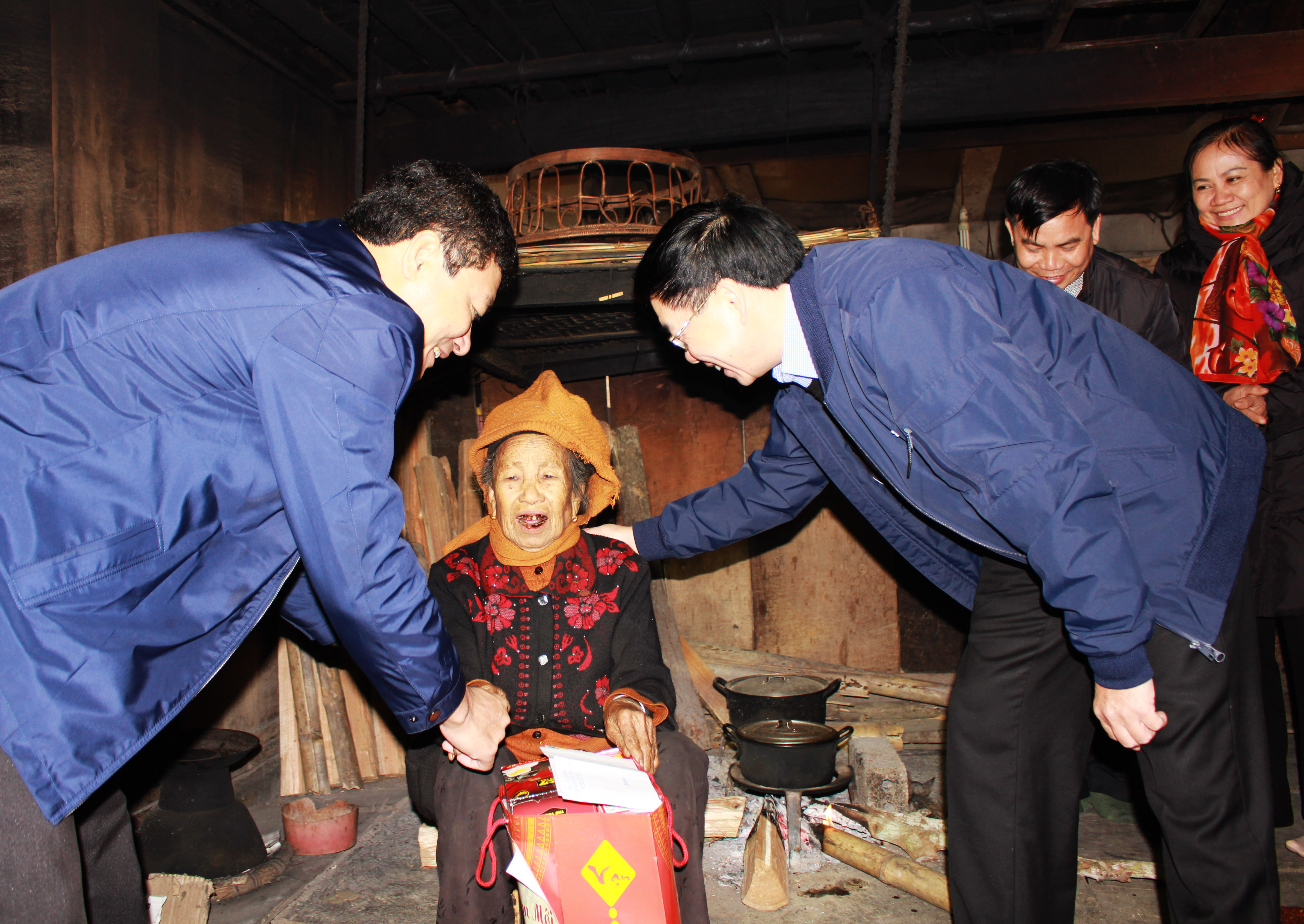 Thăm, tặng quà và chúc Tết bà Lữ Thị Thực (104 tuổi), bản Bông, xã Tam Quang, huyện Tương Dương. Ảnh: Phương Thúy
