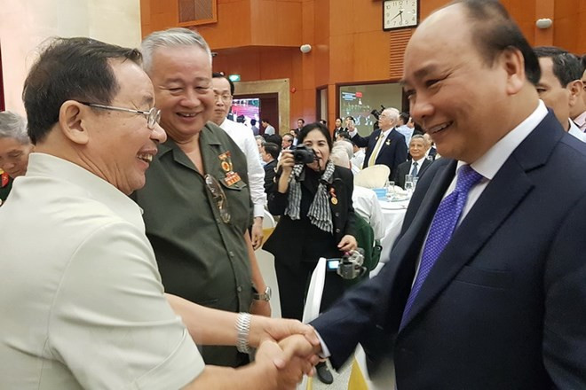 Thủ tướng Nguyễn Xuân Phúc gặp gỡ các đại biểu tham dự buổi họp mặt. Ảnh: Thế Anh/TTXVN