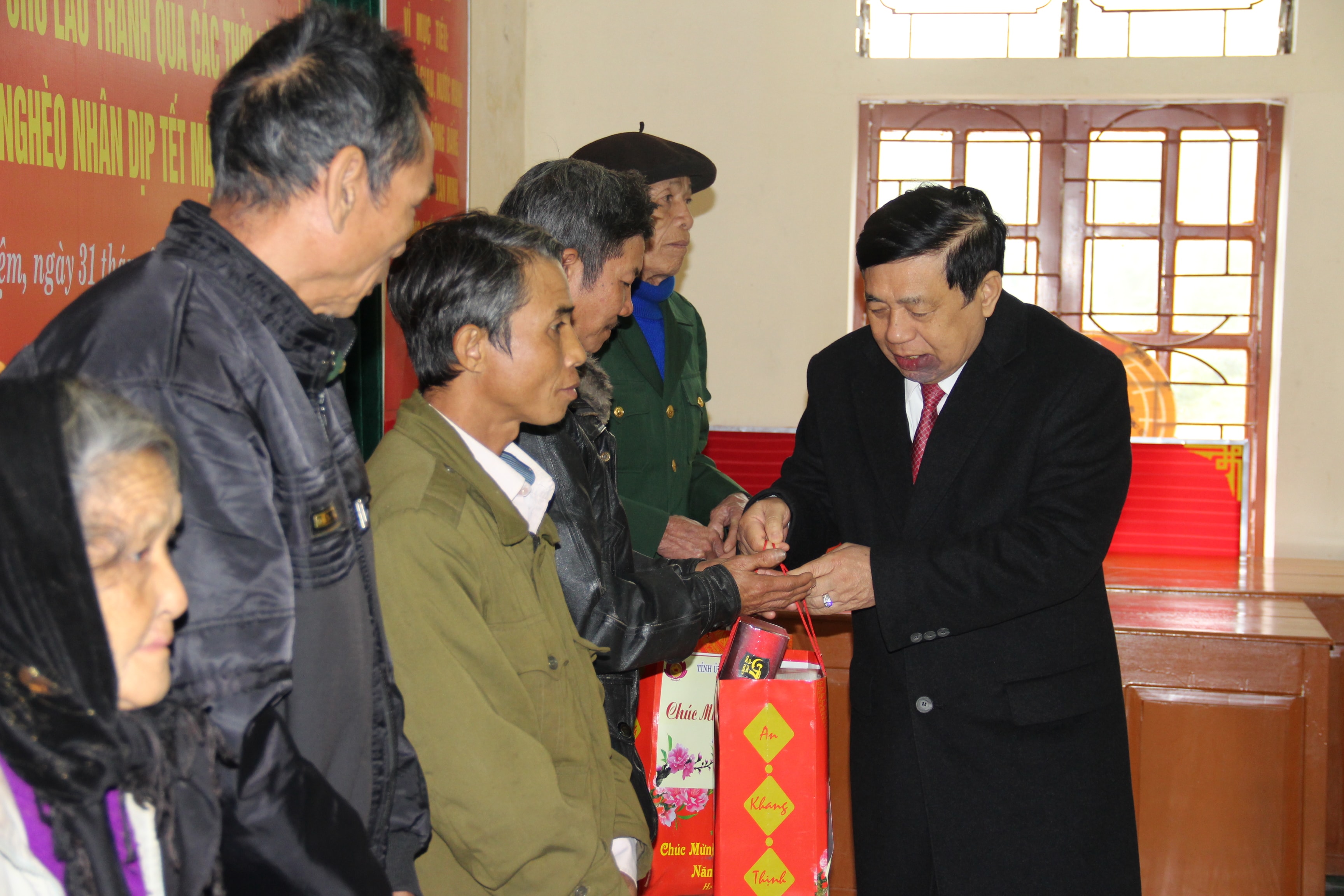 Chủ tịch UBND tỉnh tặng quà cho 