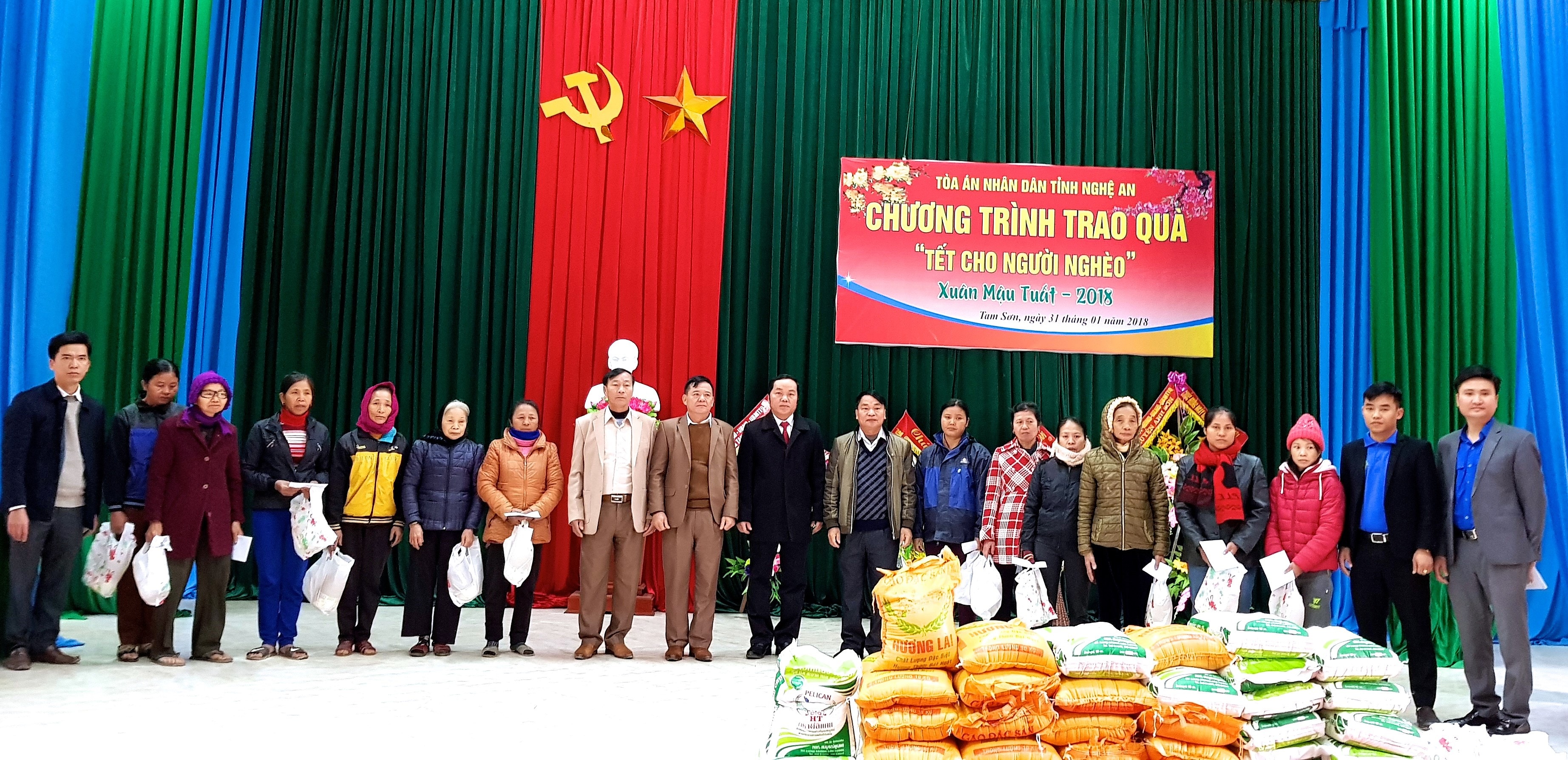 Với những phần quà, TAND tỉnh mong muốn góp phần để các gia đình đón Tết vui hơn, đủ đầy hơn.