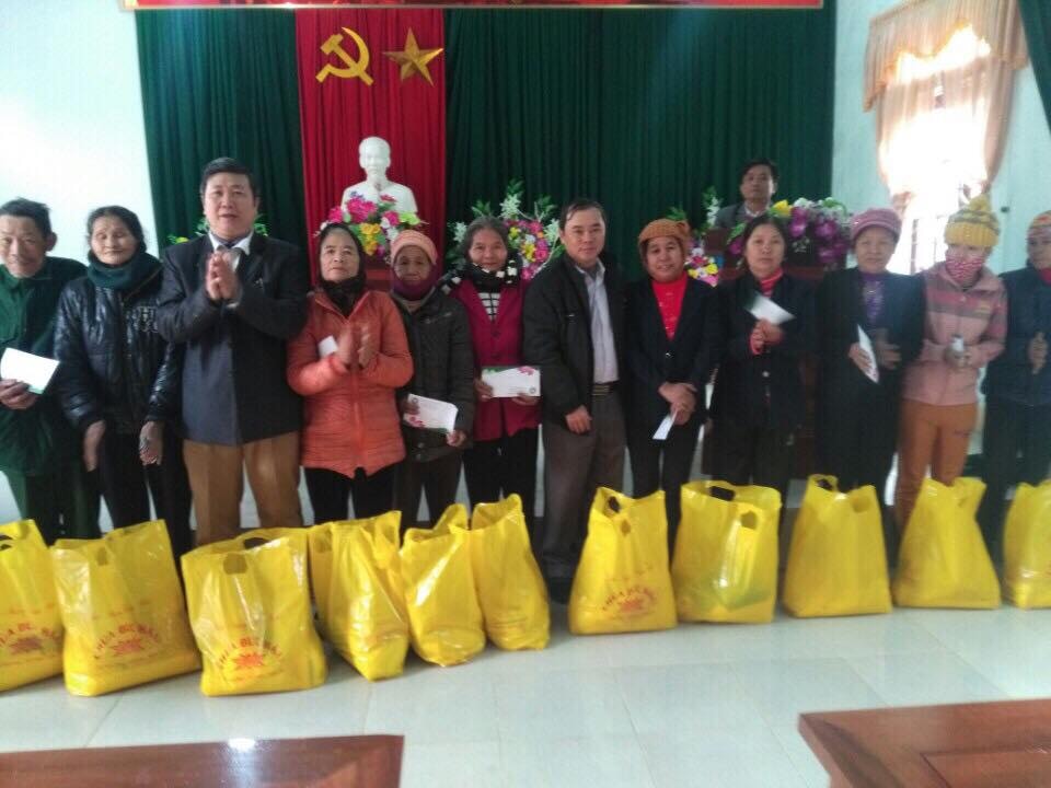 Ban dân vận tỉnh ủy trao quà cho các họ nghè tại xã Nghĩa An. Ảnh Minh Thái