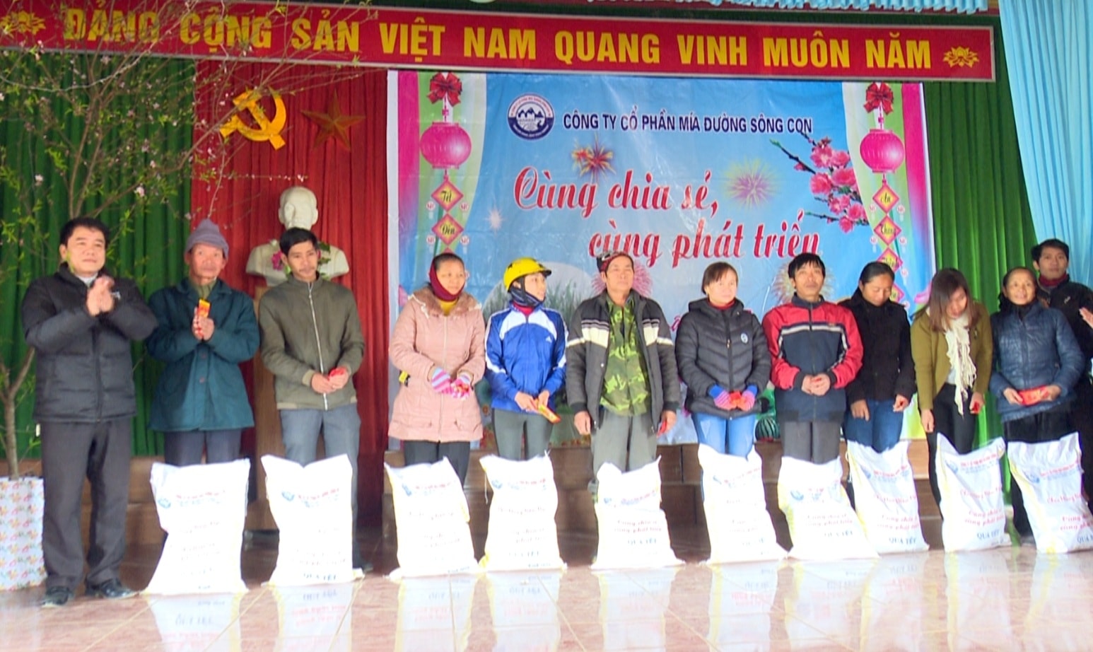 trao quà tết cho người dân trong vùng nguyên liệu mía. Ảnh Trọng Hùng