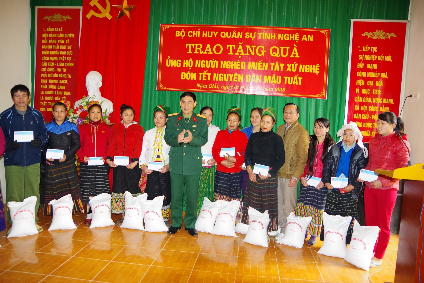 Bộ CHQS tỉnh tặng quà tết cho các hộ nghèo của xã Nậm Giải. Ảnh Trọng Kiên.