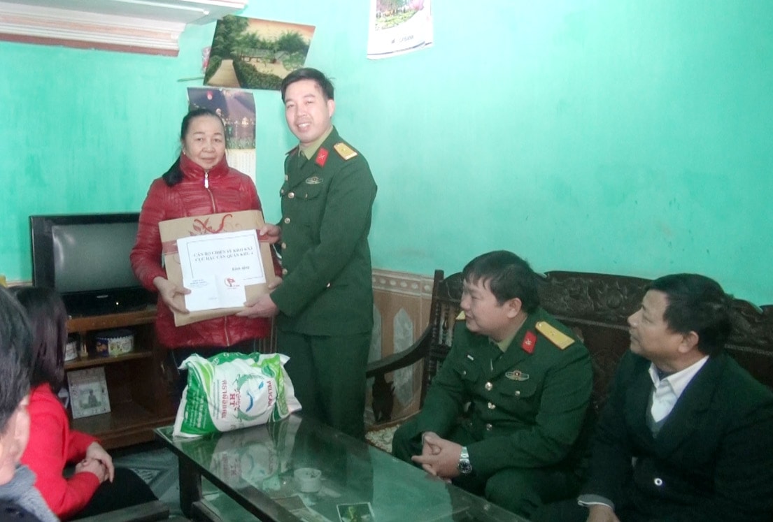 Trao quà tết cho người dân xã Nghi Kim - TP Vinh. Ảnh Thanh Hải.