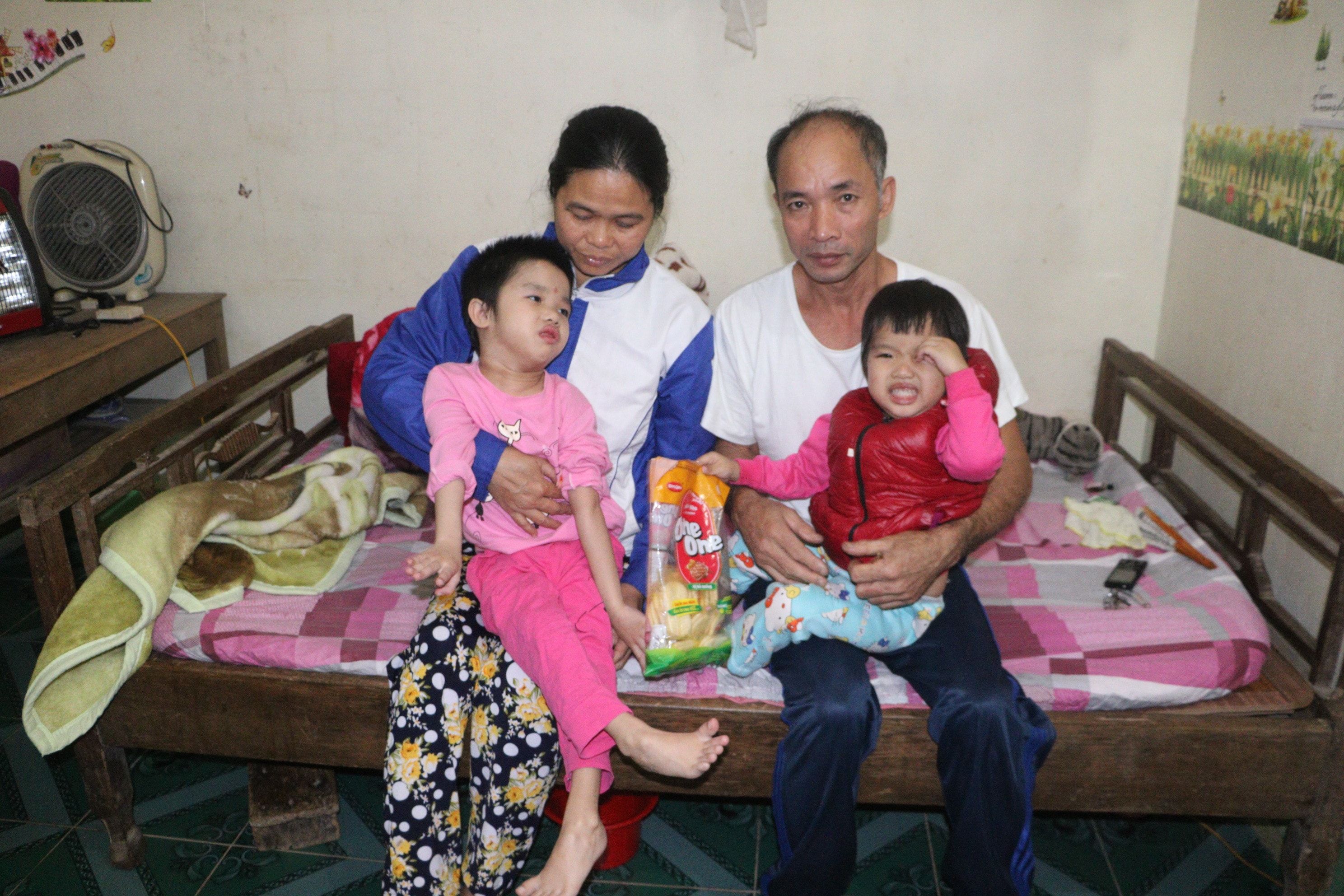 Vợ chồng anh Công và hai đứa con mắc bệnh hiểm nghèo. Ảnh: Hà Linh