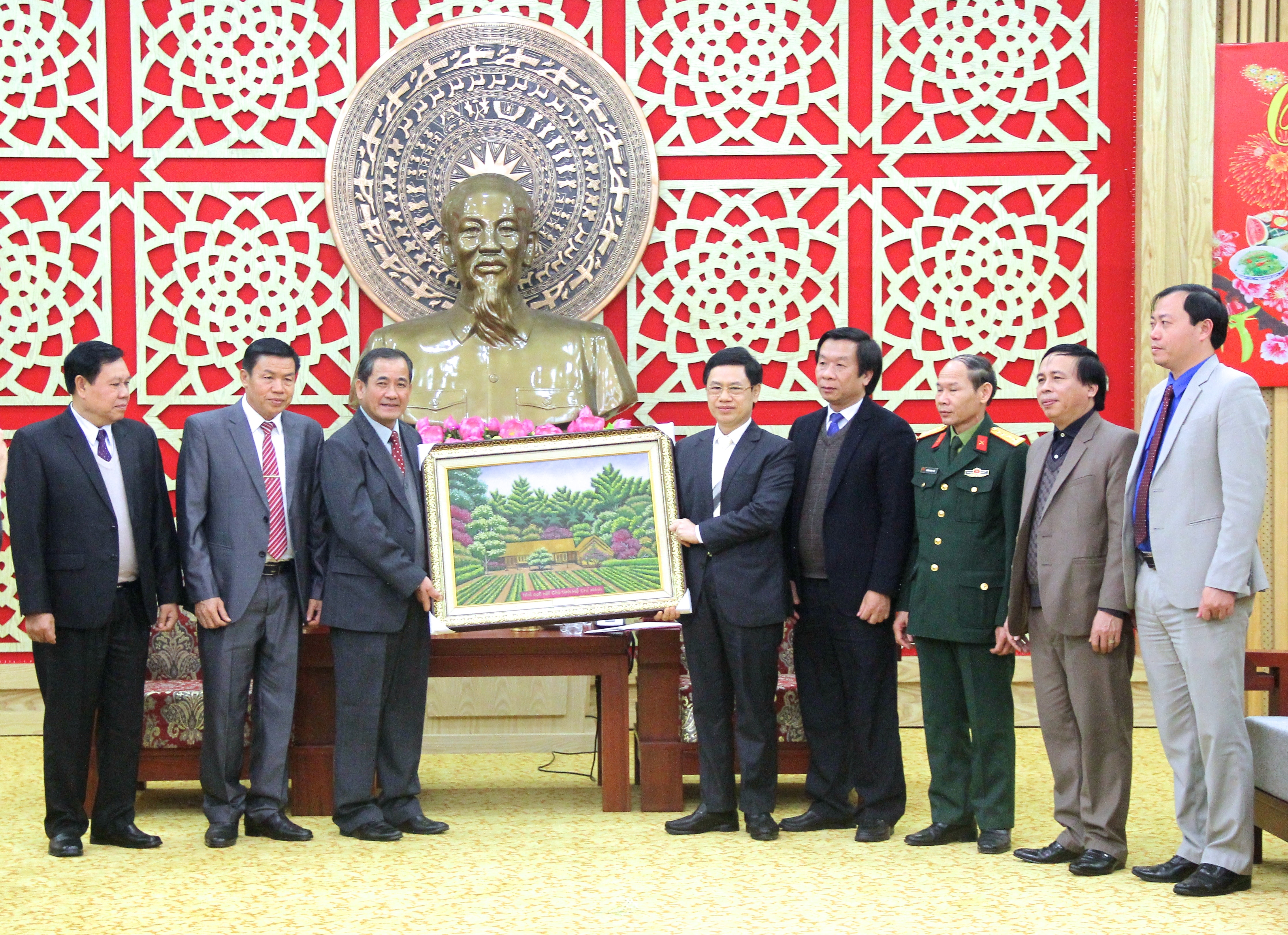 Thay mặt đảng bộ, chính quyền và nhân dân tỉnh Nghệ An, Phó Bí thư thường trực Tỉnh ủy Nguyễn Xuân Sơn tặng quà cho đoàn công tác tỉnh bạn. Ảnh: Mỹ Nga.