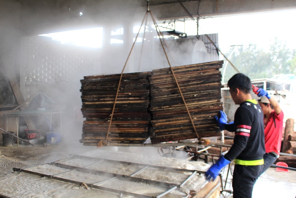Những lò hấp chín cá được xây bằng khuôn bê tông cao, bên trong là nước nóng hơn 100 độ C liên tục sôi; từng khay cá sẽ được thả xuống để làm chín. Ảnh: Việt Hùng
