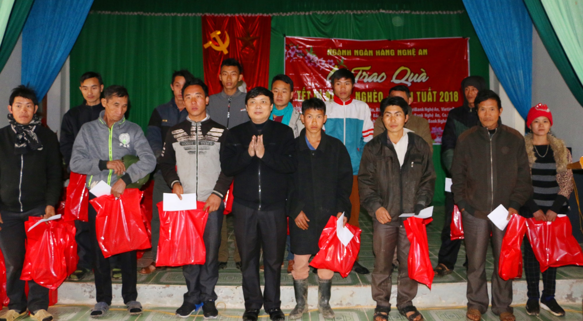 Ông Đoàn Mạnh Hà - Phó Giám đốc Ngân hàng nhà nước Chi nhánh Nghệ An trao 160 suất quà Tết cho các hộ nghèo xã Na Ngoi