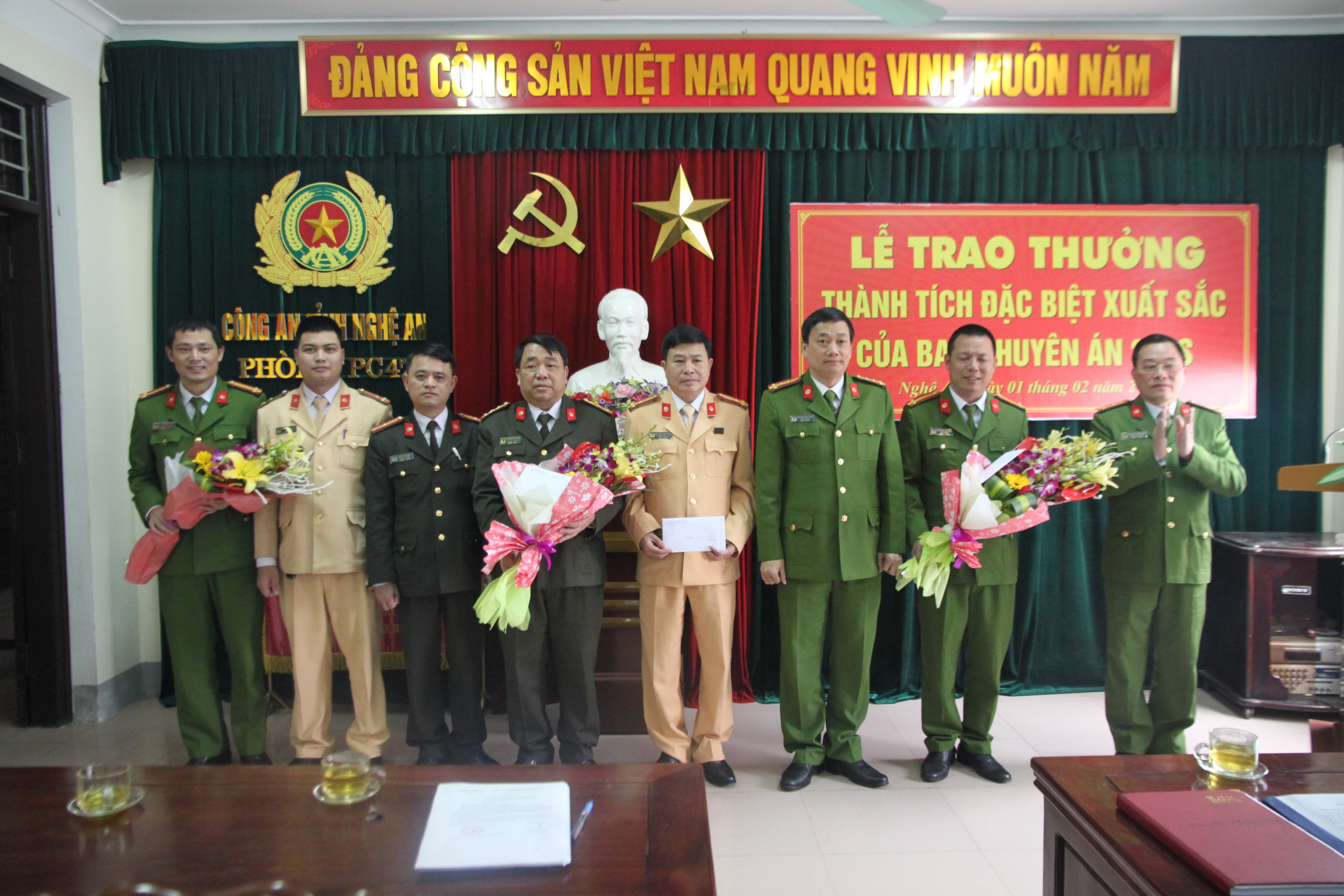 Đại tá Nguyễn Mạnh Hùng tặng hoa chúc mừng Ban chuyên án. Ảnh: Quỳnh Trang