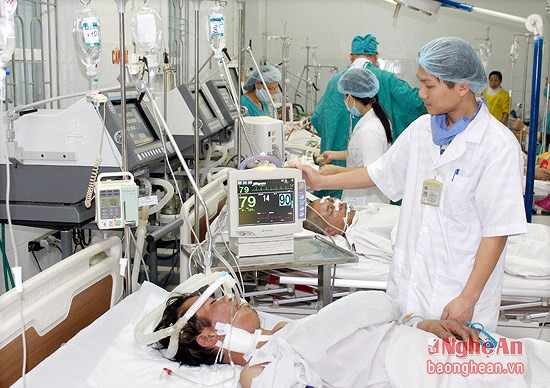 Các bác sỹ khoa Hồi sức cấp cứu, Bệnh viện HNĐK tỉnh đang chăm sóc bệnh nhân. Ảnh tư liệu