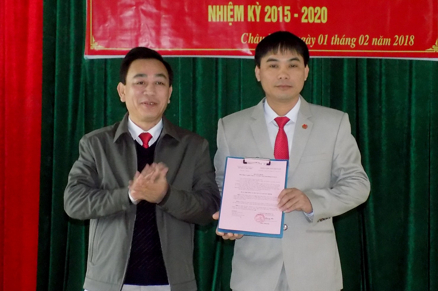 Phó Bí thư Thường trực Huyện Quỳ Hợp chúc mừng tân Bí thư Đảng ủy xã Châu Đình. Ảnh: Thu Hường