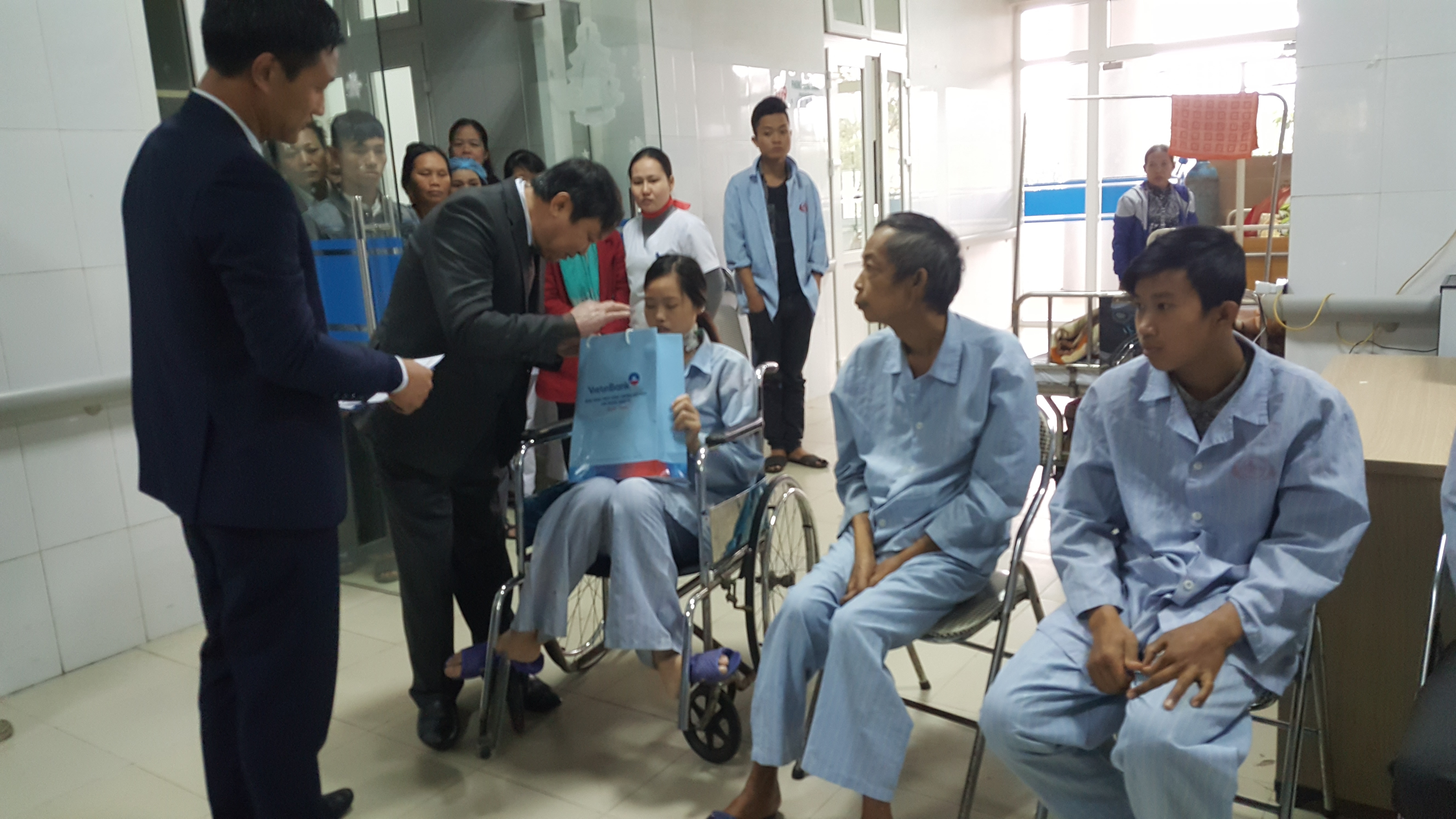 Đảng ủy DN tặng quà Bệnh nhân