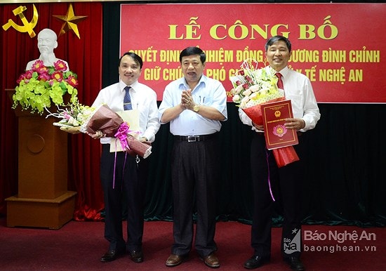Chủ tịch UBND tỉnh trao Quyết định Quyền Giám đốc Sở Y tế cho đồng chí Hoàng Văn Hảo và Phó Giám đốc Sở Y tế cho đồng chí Dương Đình Chỉnh. Ảnh: Thanh Lê