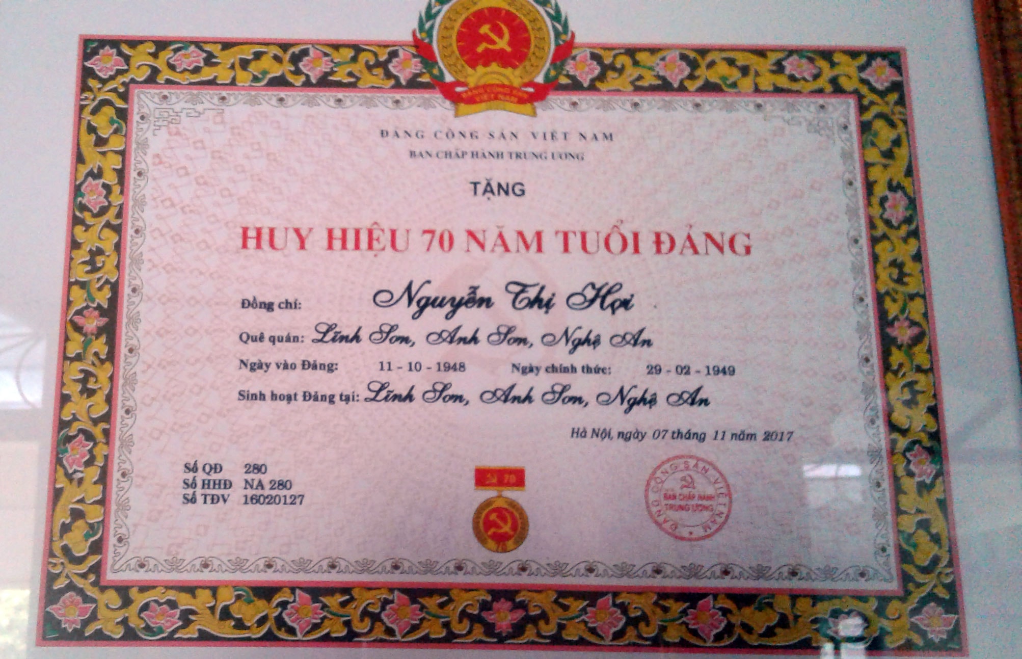 Tấm huy hiệu 70 năm tuổi Đảng là món quà lớn của cụ Hợi trong những năm tuổi già. Ảnh: Vinh Tâm