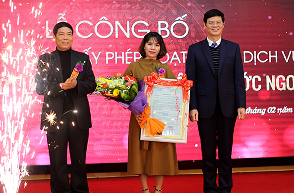 Lãnh đạo tỉnh, Sở Lao động TB&XH trao giấy phép hoạt động dịch vụ đưa người lao động đi làm việc nước ngoài cho Công ty CP Quốc tế Kaizen.Ảnh: Đinh Nguyệt