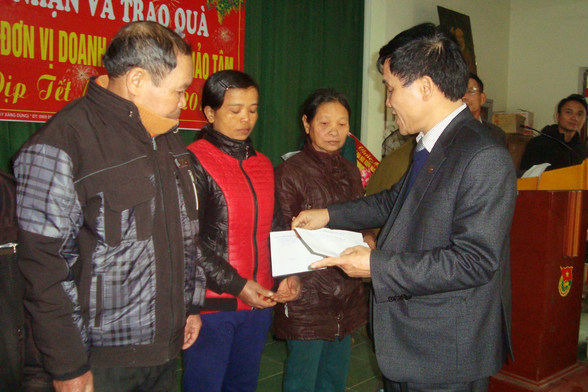 Đoàn ĐBQH tỉnh trao tặng 20 suất quà cho các hộ nghèo thuộc xã Thanh Phong -Ảnh Huy Thư