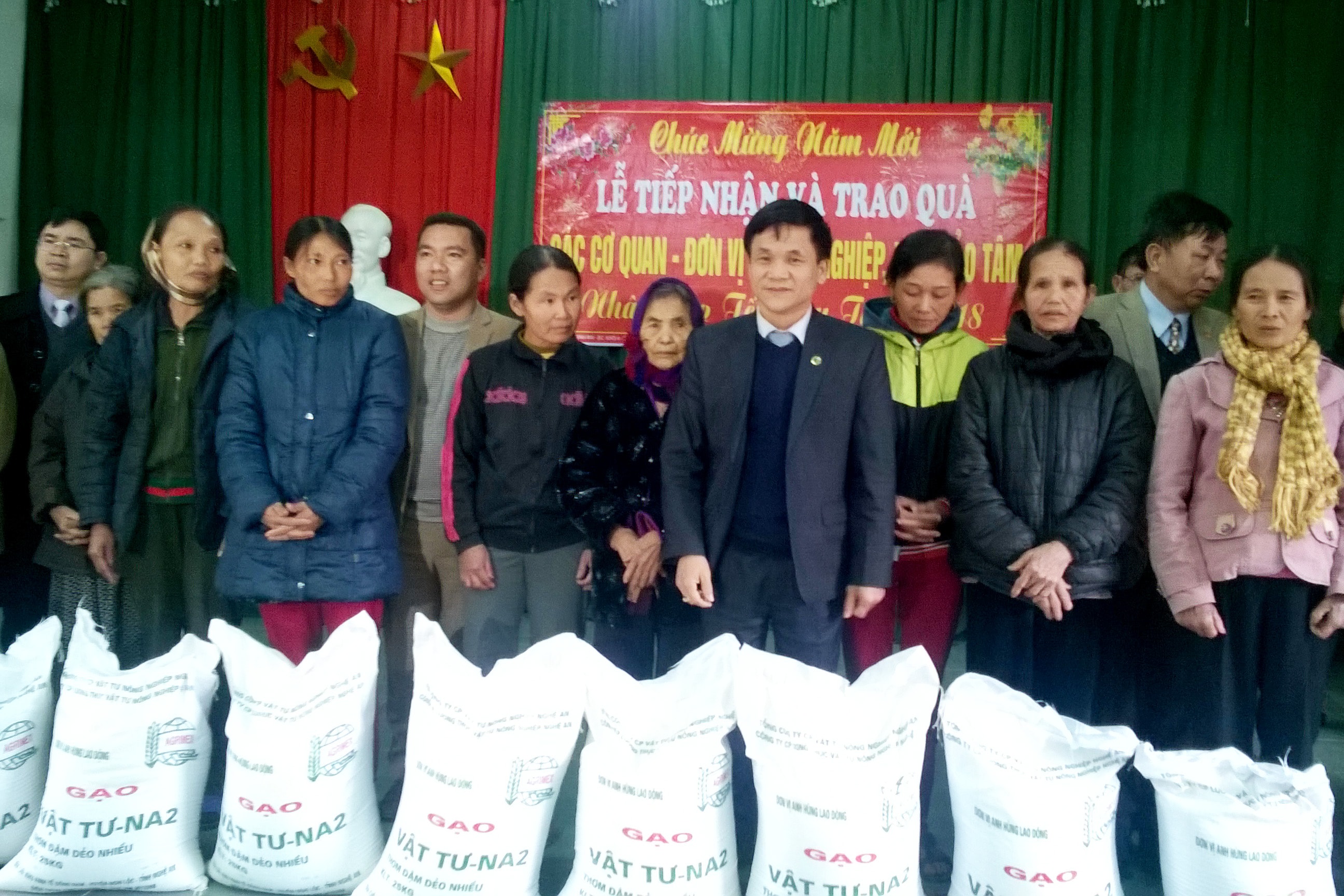 Đoàn ĐBQH tỉnh trao tặng 20 suất quà cho các hộ nghèo thuộc xã Thanh Phong 