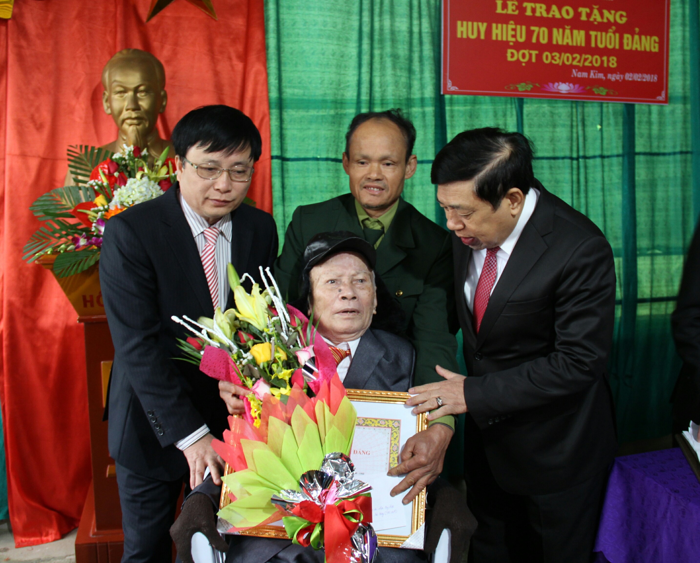 Chủ tịch UBND tỉnh Nguyễn Xuân Đường trao Huy hiệu 70 năm tuổi Đảng cho đảng viên Phạm Văn Kim, xã Nam Kim, Nam Đàn. Ảnh: Hoài Thu