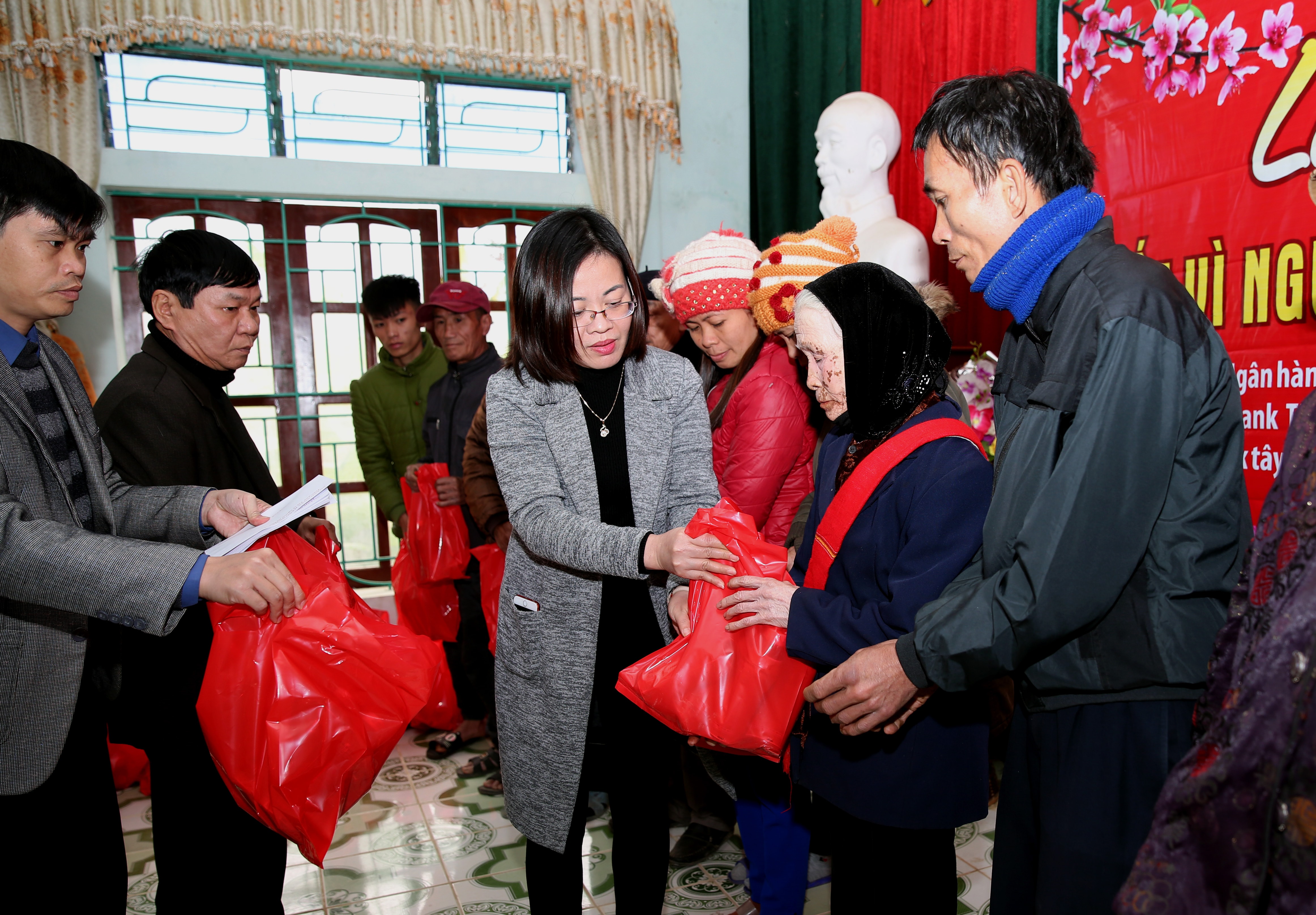 Đại diện cho ngành Ngân hàng Nghệ An trao quà tết cho người dân nghèo xã Châu Hội huyện Quỳ Châu. Ảnh: Hồ Phương