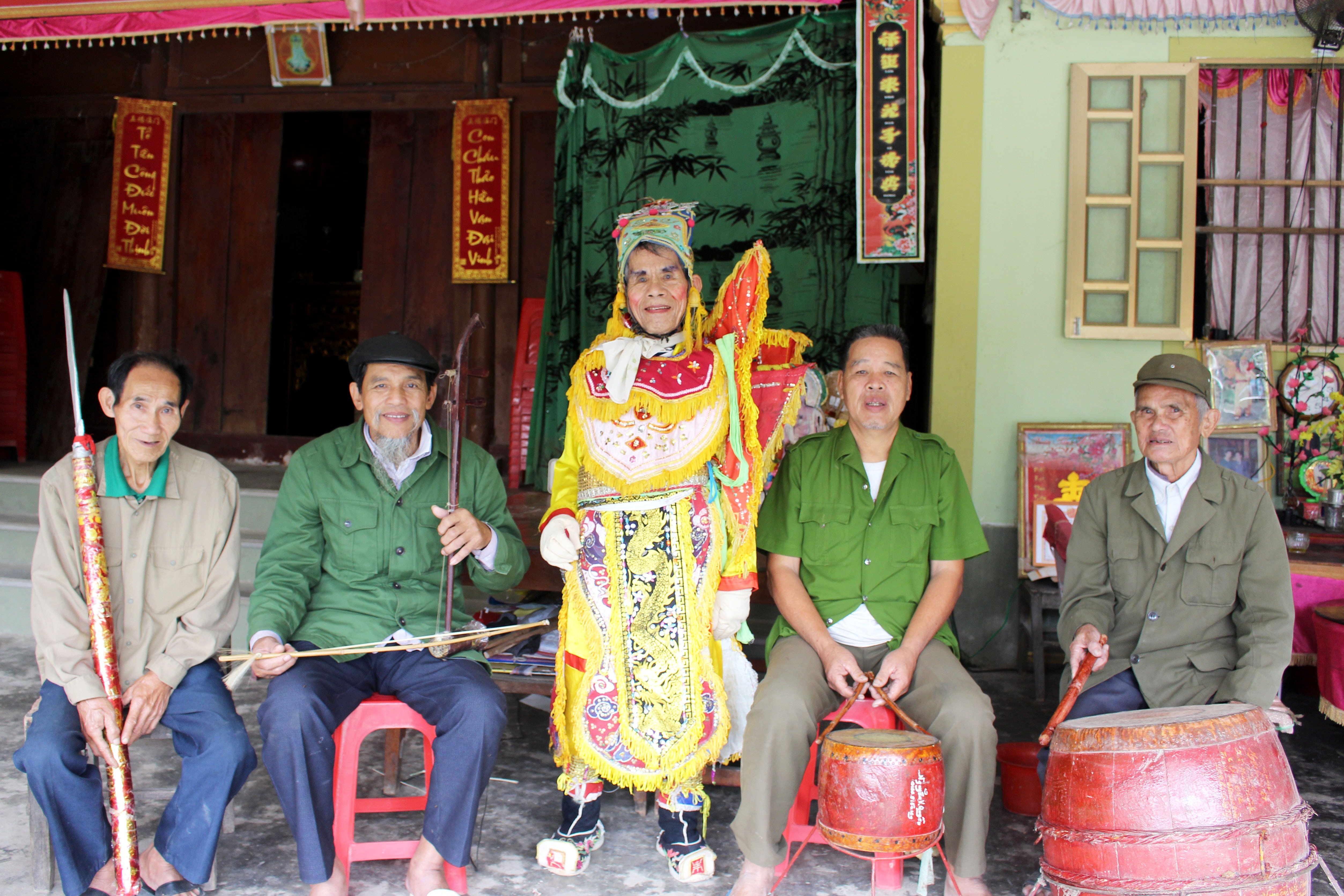  Cụ Quyền và đội nhạc trong một buổi diễn tuồng. Ảnh: Huy Thư