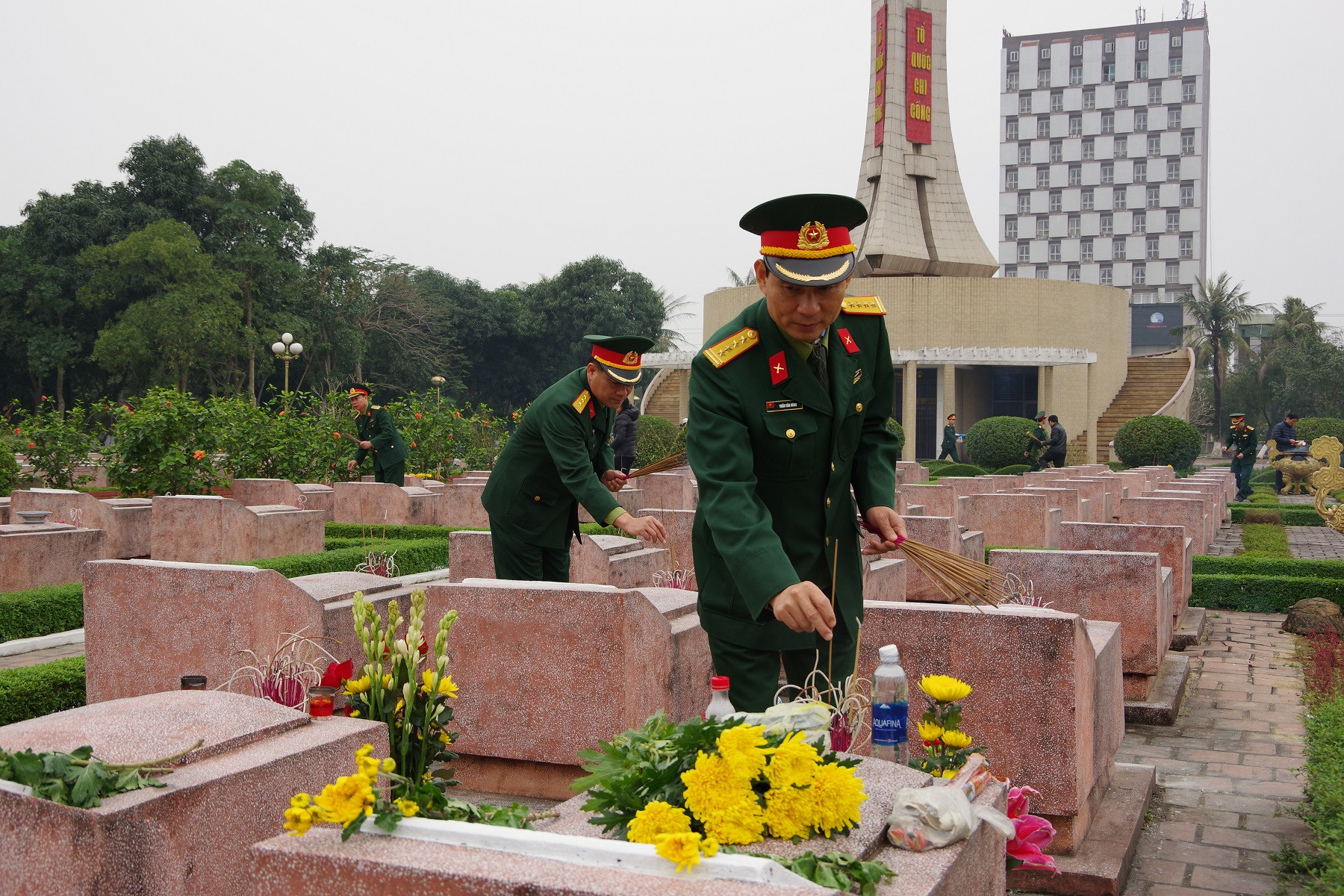 Đại tá Trần Văn Hùng - Ủy viên Ban Thường vụ Tỉnh ủy, Chỉ huy trưởng Bộ CHQS tỉnh thắp hương lên phần mộ các anh hùng, liệt sỹ tại Nghĩa trang Liệt sỹ TP Vinh. Ảnh: Phong Quang