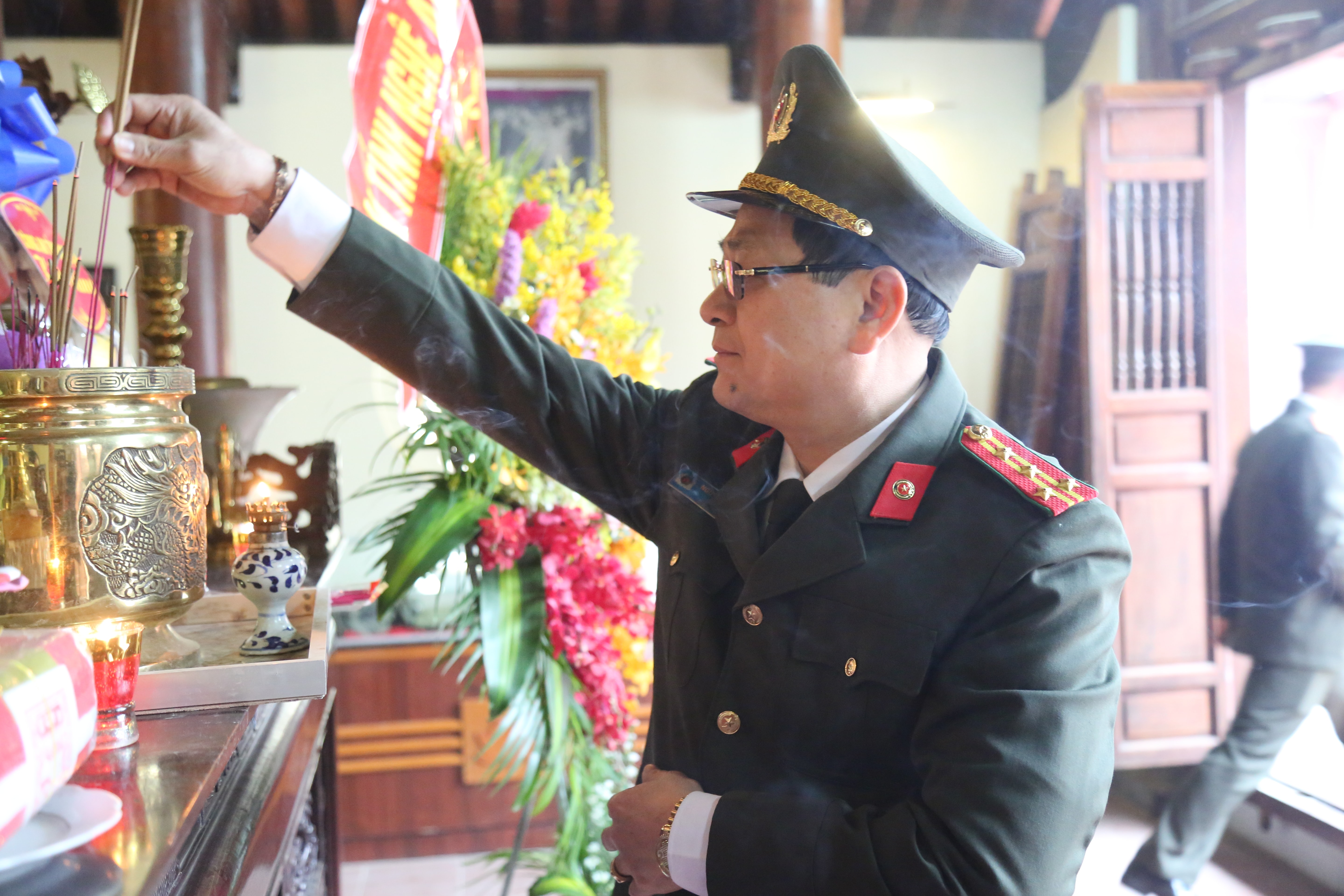 Đồng chí Nguyễn Hữu Cầu thắp thành kính dâng hương 
