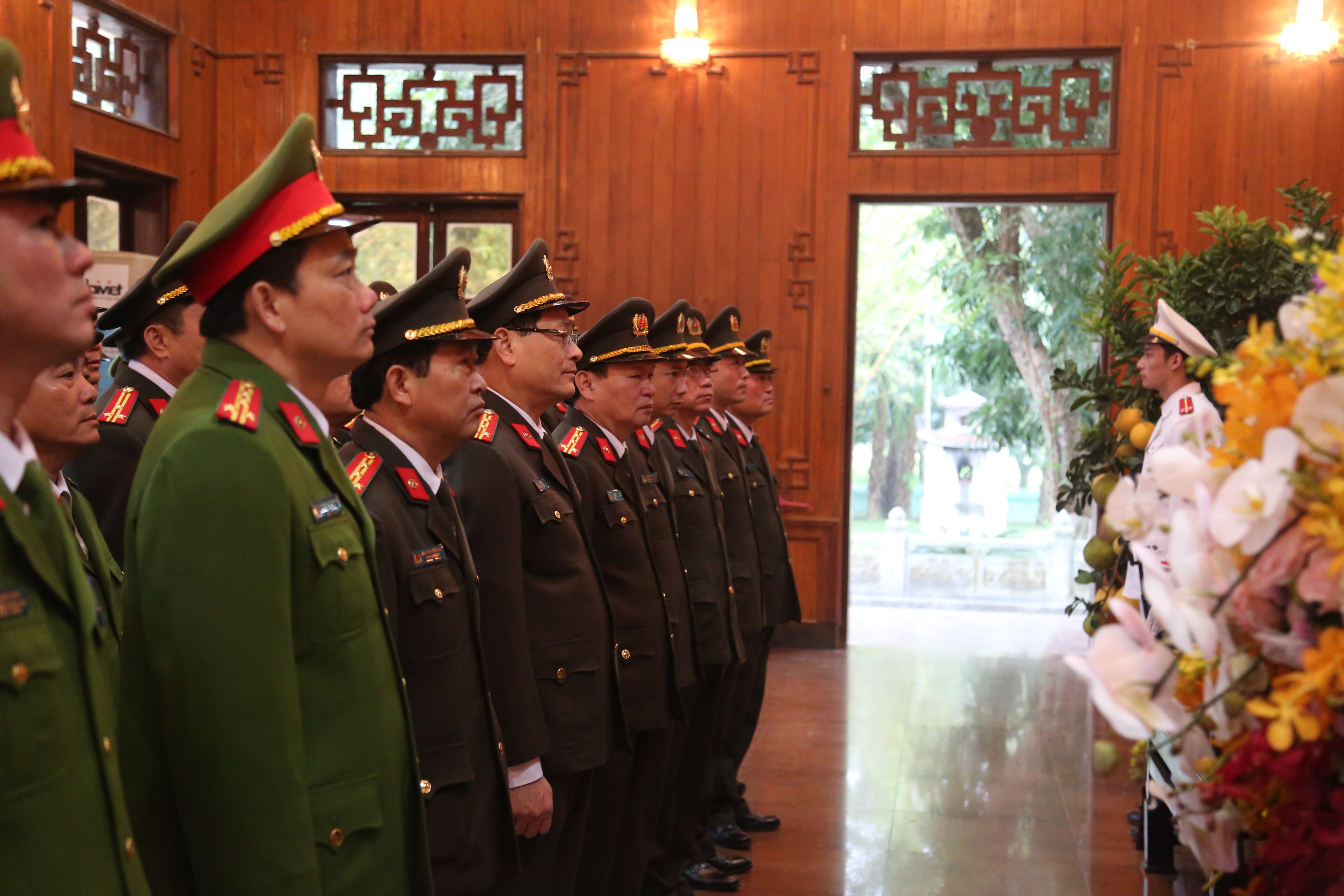 Đoàn cán bộ dâng hoa, dâng hương tại khu tưởng niệm Chủ tịch Hồ Chí Minh. Ảnh: Đức Vũ