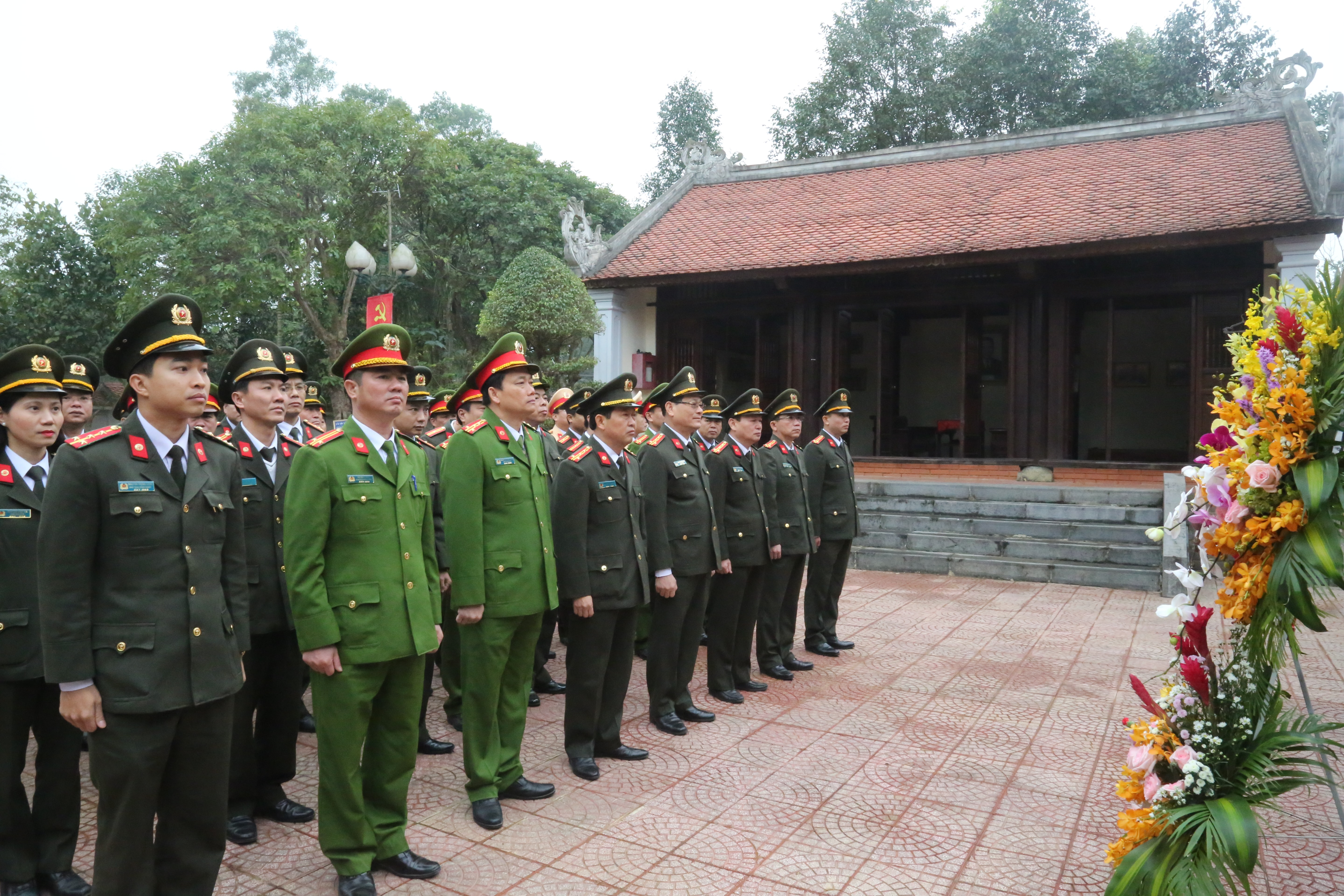 Đoàn cán bộ dâng hoa, dâng hương tại nhà tưởng niệm cố Bộ trưởng Trần Quốc Hoàn. Ảnh: Đức Vũ