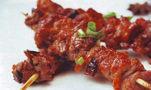 Bò nướng quế hồi. Nguyên liệu: Phile bò, cải bó xôi, cà chua bi, bột quế, hoa hồi bột, tiêu, tỏi, dầu ăn. Thịt thái lát mỏng, ướp với hạt nêm, muối tiêu, quế bột, hoa hồi bột, cuộn tròn, đem nướng chín. Để nguội, thái khúc 2–3cm. Ảnh: Internet