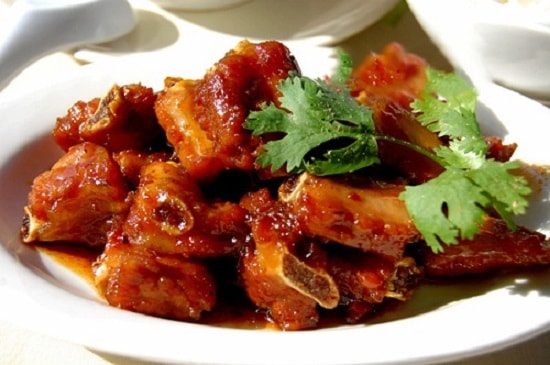 Cho dầu ăn, sườn, nước ướp vào chảo, đun liu riu đến khi sườn gần chín rồi thả thanh quế vào. Sau cùng cho nấm, đảo nhẹ tay. Tắt bếp. Ảnh: Internet