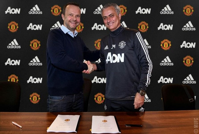 Jose Mourinho trước khi ký hợp đồng với MU vẫn còn ràng buộc với Chelsea về hợp đồng bản quyền hình ảnh.