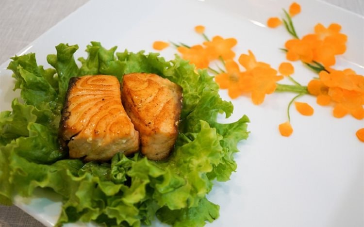 Cá áp chảo sốt quế hồi. Nguyên liệu: Cá ba sa phile, quế bột, trứng cá, cải bó xôi, muối, tiêu, dầu ăn. Cá thái khối vừa ăn, ướp với muối, tiêu, quế, dầu ăn. Làm sốt quế hồi: Cho nước tương, rượu sake, đường, quế bột và hoa hồi xay nhuyễn rồi cho vào đun sôi với lửa nhỏ đến khi sốt hơi sánh lại. Ảnh: Internet