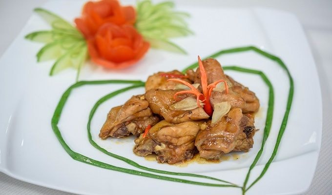Thịt gà kho quế: Nguyên liệu: thịt gà, quế, hành lá, hành khô, dầu ăn, đường, hạt nêm, nước mắm.Trước tiên thái thịt gà thành những miếng hơi dày và to. Ướp thịt gà với nước hàng chưng từ đường, bột nêm, phần đầu hành lá và hành tím cùng với chút nước mắm và dầu ăn. Ảnh: Internet