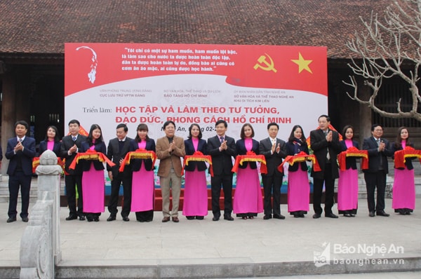 Các đồng chí lãnh đạo Trung ương, lãnh đạo tỉnh, huyện Nam Đàn cắt băng khai mạc cuộc triển lãm