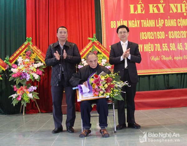 Đồng chí Nguyễn Xuân Sơn - Phó Bí thư Thường trực Tỉnh ủy, Chủ tịch HĐND tỉnh chủ trì cuộc họp