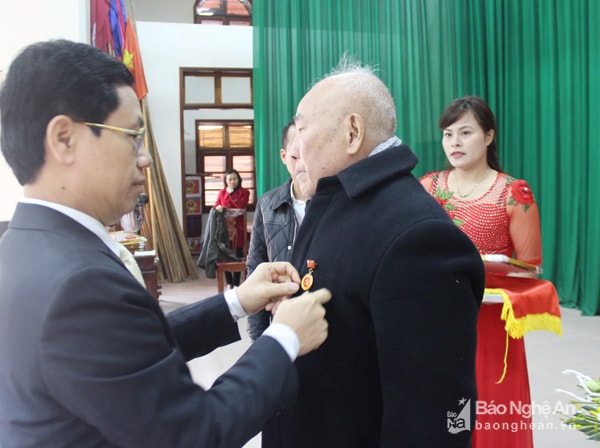 Đồng chí Nguyễn Xuân Sơn - Phó Bí thư Thường trực Tỉnh ủy, Chủ tịch HĐND tỉnh chủ trì cuộc họp