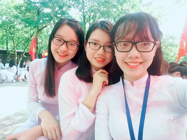 Trần Thị Thanh Tú - giải nhất môn Ngữ văn quốc gia (giữa) cùng các bạn trong lễ khai giảng. Ảnh - NVCC