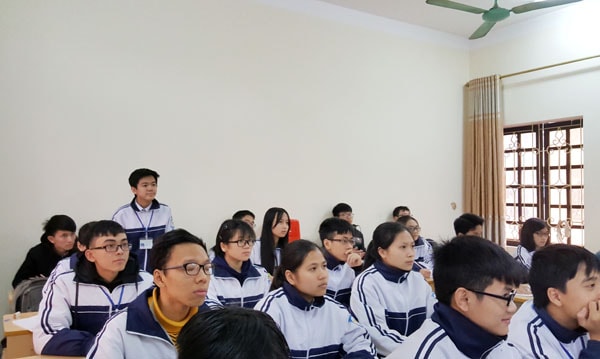 Lớp 11 A1 Trường THPT chuyên Phan Bội Châu có 4 học sinh đạt giải môn Toán học. Trong đó học sinh Nguyễn Trọng Bằng (đứng) được lọt vào vòng 2, Ảnh:  Mỹ Hà