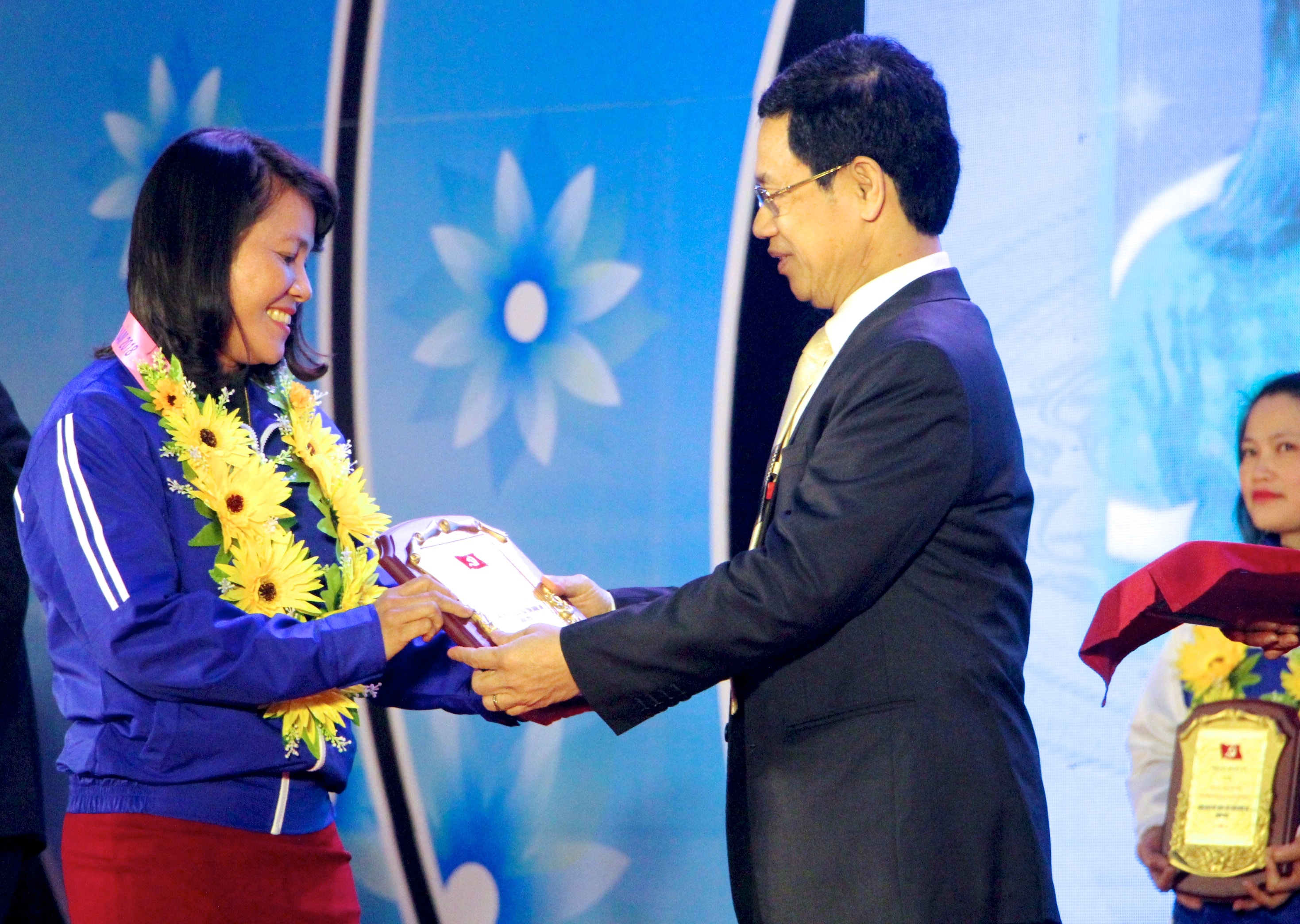 Phó Bí thư thường trực Tỉnh ủy Nguyễn Xuân Sơn trao tặng kỷ niệm chương cho các Đảng viên trẻ. Ảnh: Mỹ Nga.