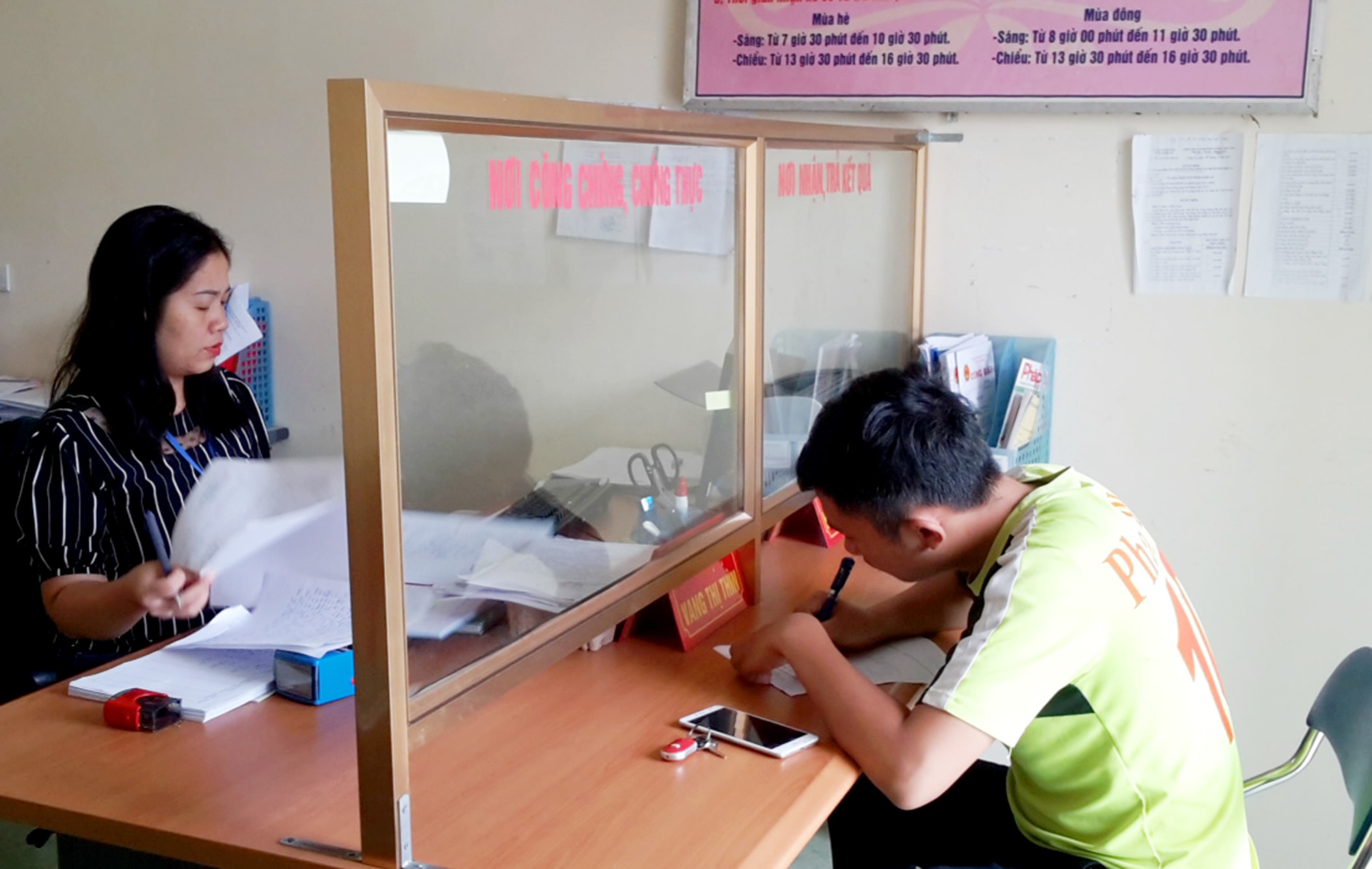 Công chức xã Thạch Giám, huyện Tương Dương (Nghệ An) giải quyết thủ tục cho người dân. Ảnh: Nguyên Nguyên