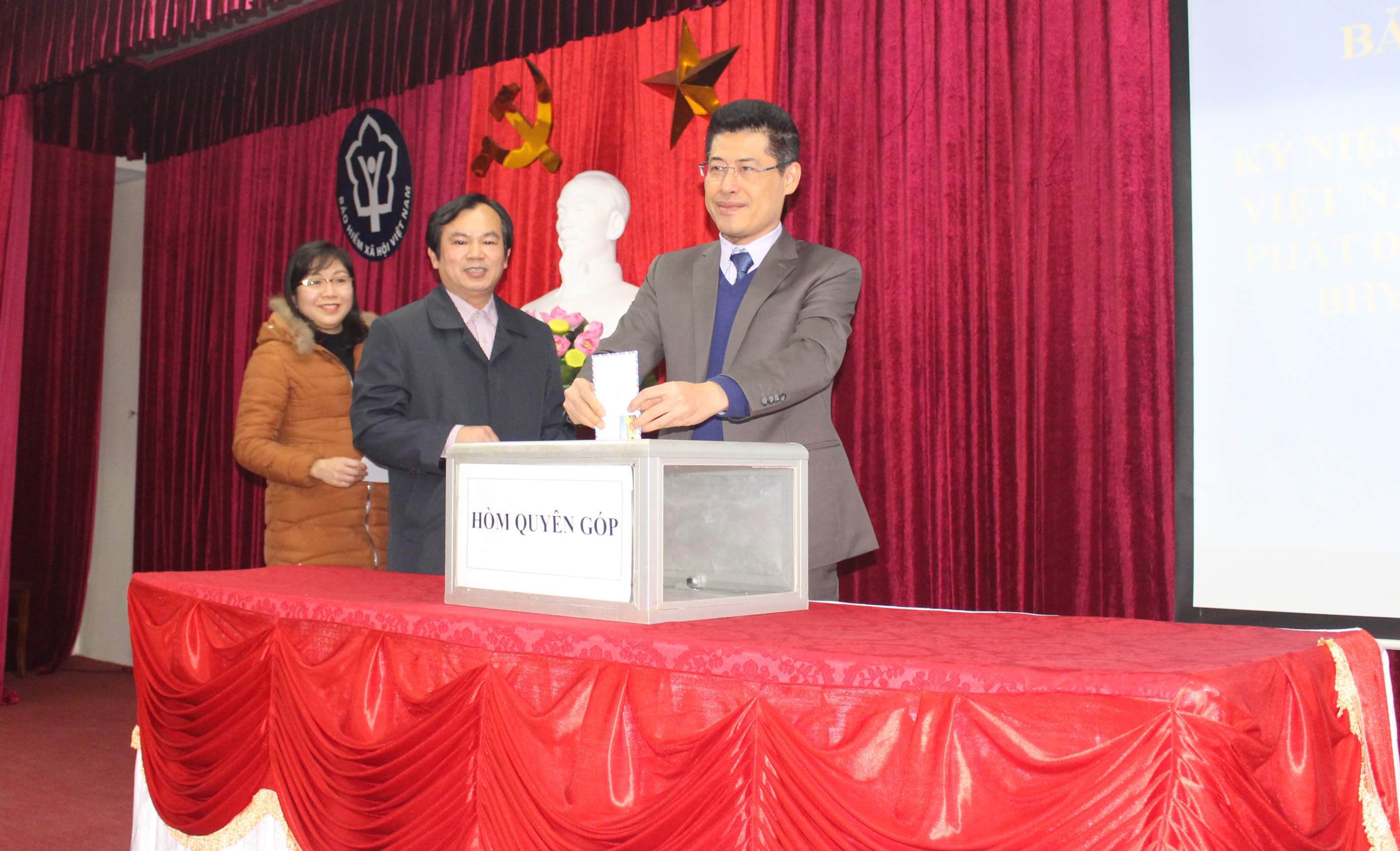 Ban lãnh đạo BHXH tỉnh quyên góp tặng thẻ cho gia đình có hoàn cảnh khó khăn. Ảnh: Phước Anh