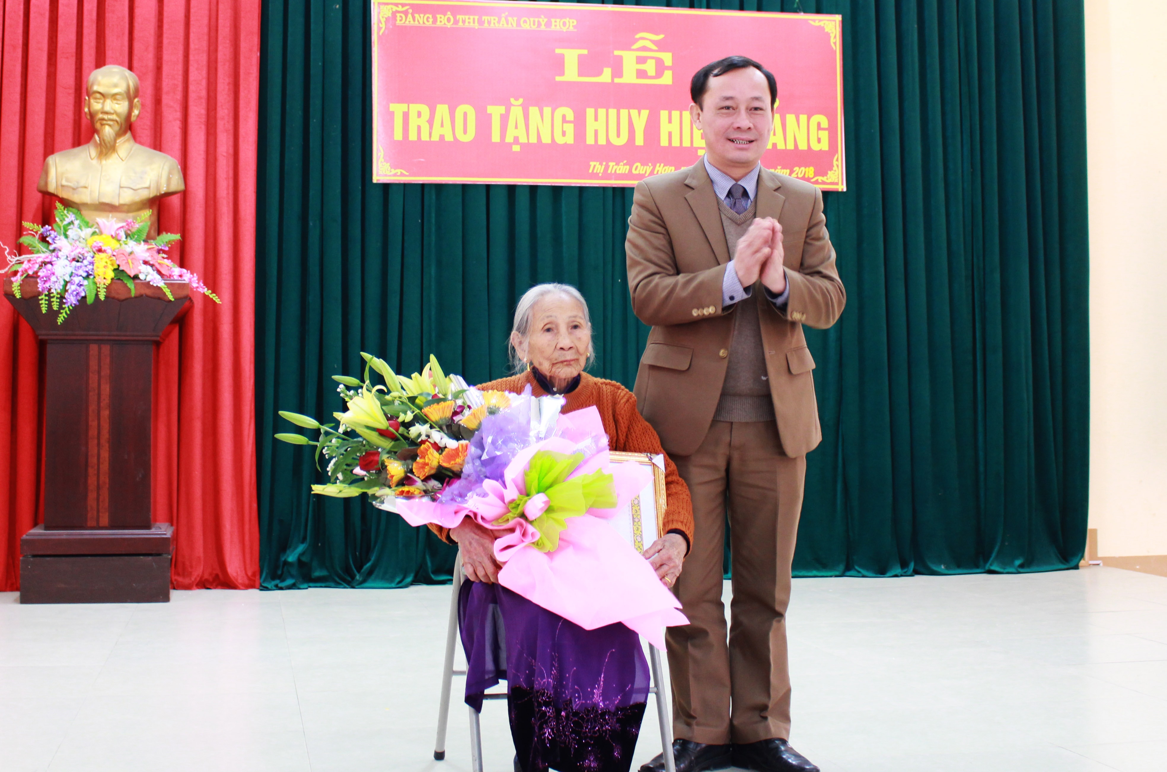 Trao Huy hiệu 70 tuổi đảng cho đồng chí Vũ Thị Liên (1927), Đảng bộ Thị trấn Quỳ Hợp. Ảnh: Phương Thúy
