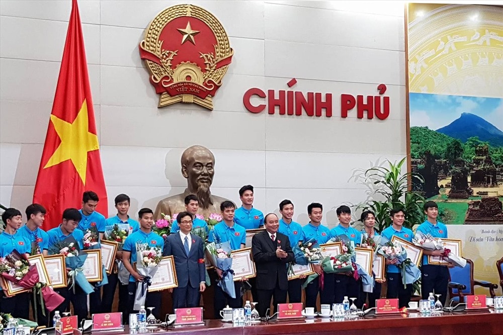 Thủ tướng trao Bằng khen cho các cầu thủ U23 Việt Nam. 