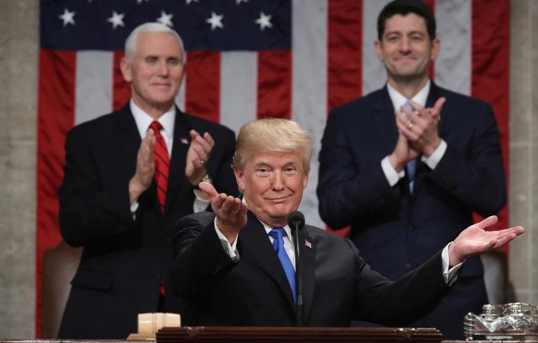 Tổng thống Hoa Kỳ Donald Trump trình bày bài diễn văn đầu tiên của Liên bang về một phiên họp chung của Quốc hội bên trong Phòng Hạ viện ở Đồi Capitol ở Washington, Hoa Kỳ, ngày 30 tháng 1 năm 2018. 