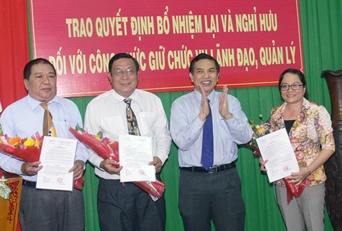 Trao quyết định nhân sự tại tỉnh Bến Tre.