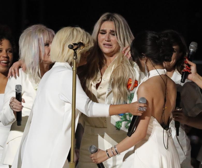 Kesha (C) được nhiều ca sĩ đón nhận sau khi biểu diễn 