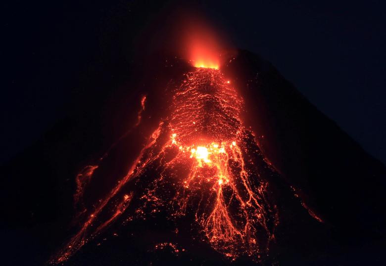 Lava chảy từ miệng núi lửa Mount Mayon trong một vụ phun trào thành phố Legazpi, tỉnh Albay, phía nam Manila, Philippines ngày 28 tháng 1 năm 2018. 